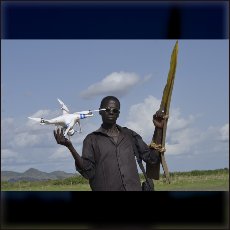 Tradicionalno orožje, s katerim so Nube sovražniku znali spretno iztakniti oko - in leteča kamera v rokah prostovoljca
