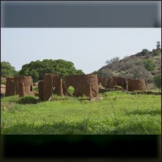 Ruševine, ki so ostale po bombardiranjih vasi Rekha